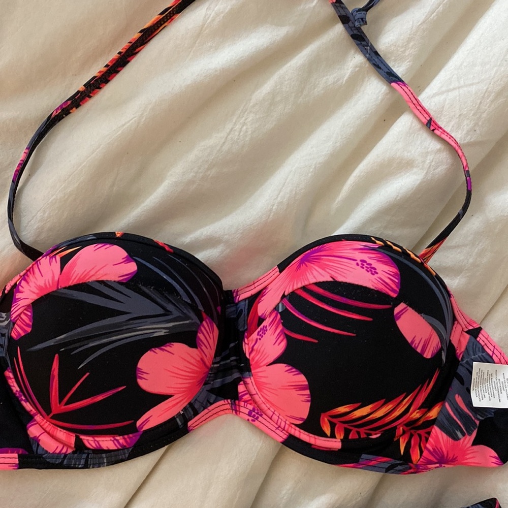 Bikini - Picture 2 of 3